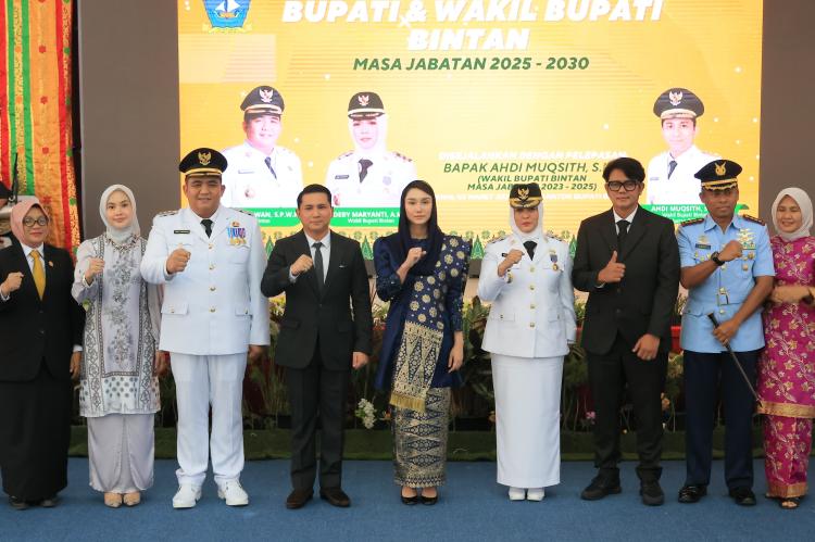 Bupati dan Wakil Bupati Bintan Disambut Prosesi Adat Melayu Usai Pidato Perdana, dan Melepas Ahdi Muqsith