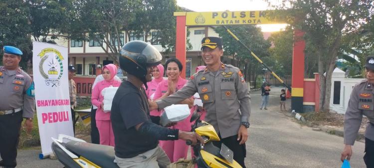 Polsek Batam Kota Bagikan Takjil Gratis, Warga Apresiasi Aksi Sosial di Bulan Ramadan