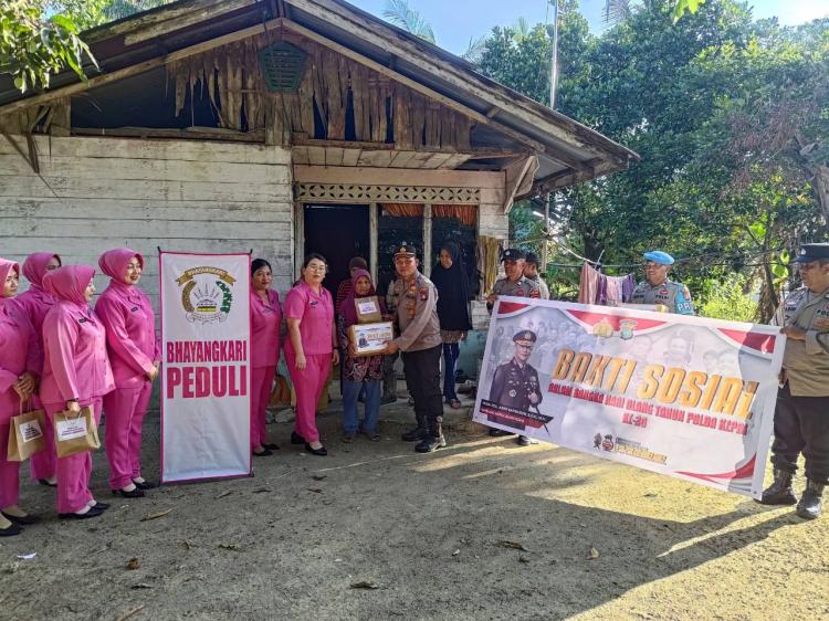 Polsek Tebing dan Bhayangkari Ranting Tebing Bagikan Sembako dan Takjil ke Warga Pongkar