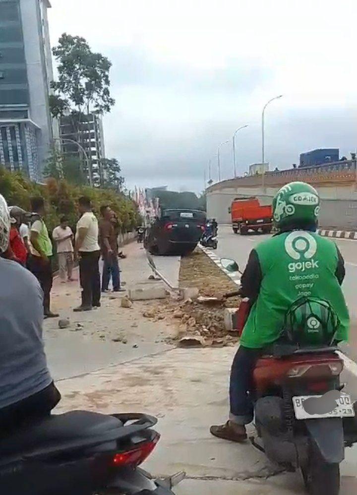 Mobil Sedan Hitam Terbalik di Trotoar Bawah Flyover Sei Ladi, Batam: Warga Berkerumun, Lalu Lintas Tersendat