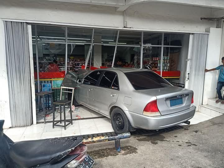 Duarr! Mobil Sedan Hantam Alfamart di Batam, Kaca Hancur Berantakan