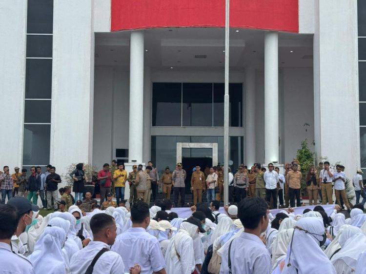 Aksi Damai ASN Dinas Kesehatan Natuna Menuntut Hak Tenaga Kesehatan, Dikawal 160 Personel Polisi