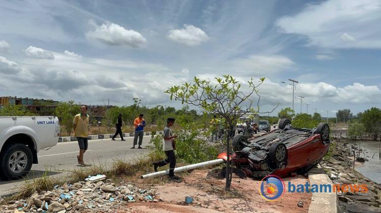 Toyota Yaris Terbalik di Coastal Area Karimun, Nyaris Masuk Laut