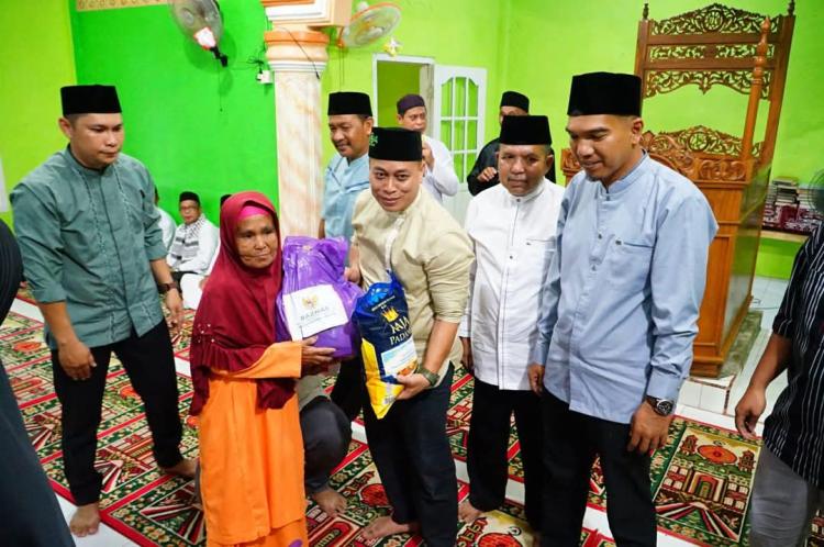 Safari Ramadhan di Rantau Panjang, Bupati Lingga Serahkan Bantuan Sembako hingga Pendidikan untuk Anak Yatim