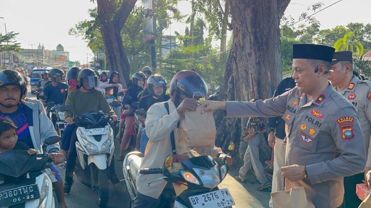 Polres Karimun dan Insan Media Berbagi Takjil dan Berbuka Puasa Bersama