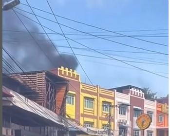 Toko Furniture Meubel Rezeki di Tanjungpinang Terbakar, Diduga Akibat Korsleting Listrik dan Lilin Sembahyang
