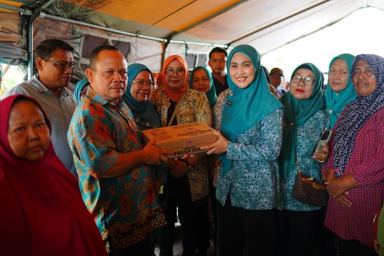 DWP BRK Syariah dan TP-PKK Riau Salurkan Bantuan untuk Warga Terdampak Banjir di Jalan Teluk Leok
