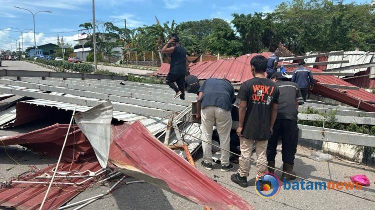 Angin Puting Beliung Terjang Tiban Princess Batam, Satu Rumah Rusak dan Papan Reklame Roboh