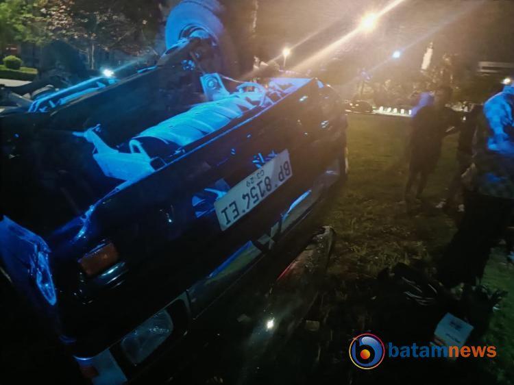 Pikap Terbalik di Bundaran BP Batam, Pengemudi Dilarikan ke Rumah Sakit
