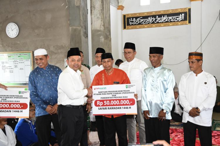 BRK Syariah Salurkan CSR Rp100 Juta untuk Masjid di Indragiri Hilir dalam Safari Ramadan Gubernur Riau