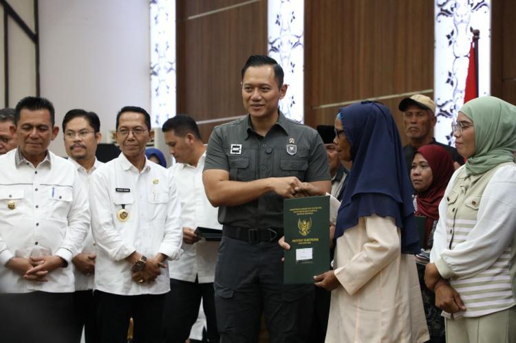 Menko Agus Harimurti Yudhono Serahkan SHM Warga Terdampak Pengembangan Kawasan Terpadu Rempang Eco-City