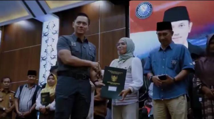 Menko AHY Terbitkan 161 Sertifikat Hak Milik kepada Warga Rempang yang Direlokasi ke Tanjung Banun