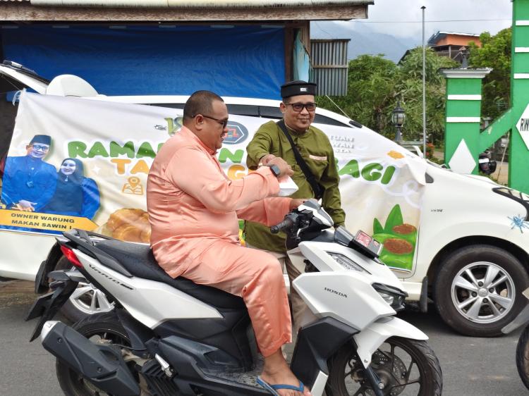 Warung Sawin Gandeng FJML dan PWI Lingga Bagikan 150 Takjil Gratis di Bulan Ramadan