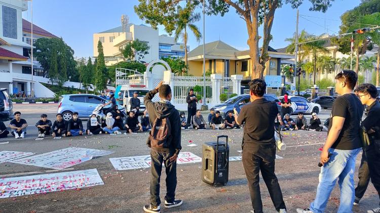Demo Mahasiswa Batam Tolak RUU TNI: Tabur Bunga & Cacing Tanah Simbol Matinya Demokrasi