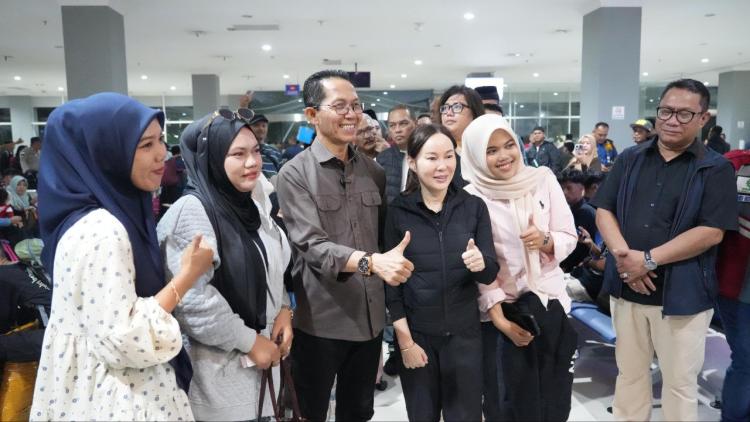 Beri Rasa Aman Kepada Masyarakat, Amsakar-Li Claudia Tinjau Arus Mudik di Pelabuhan dan Bandara