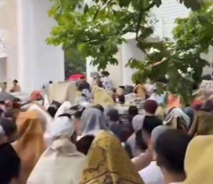 Hujan Guyur Batam, Salat Idul Fitri Dipindahkan ke Masjid Agung Batam  