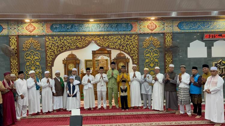 Khidmat di Tengah Hujan, Bupati Iskandarsyah Jadi Khatib Salat Ied di Masjid Baitul Karim