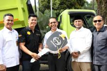 Usai Serah Terima Jabatan, Amsakar Ahmad Langsung Terima 14 Unit Truk Sampah Baru dari PT Hino