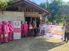 Polsek Tebing dan Bhayangkari Ranting Tebing Bagikan Sembako dan Takjil ke Warga Pongkar