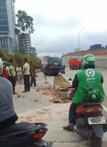 Mobil Sedan Hitam Terbalik di Trotoar Bawah Flyover Sei Ladi, Batam: Warga Berkerumun, Lalu Lintas Tersendat