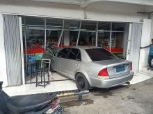 Duarr! Mobil Sedan Hantam Alfamart di Batam, Kaca Hancur Berantakan