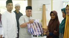 Safari Ramadhan di Singkep, Bupati dan Wabup Lingga Serahkan Bantuan untuk Warga