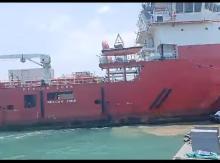 Video Detik-detik Kapal Tongkang Tabrak Pos Polairud dan Rumah Warga di Pelabuhan Punggur Batam
