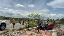 Toyota Yaris Terbalik di Coastal Area Karimun, Nyaris Masuk Laut
