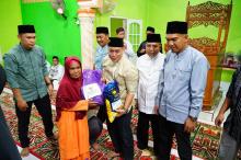 Safari Ramadhan di Rantau Panjang, Bupati Lingga Serahkan Bantuan Sembako hingga Pendidikan untuk Anak Yatim