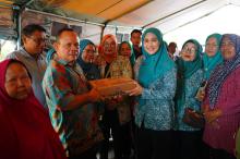 DWP BRK Syariah dan TP-PKK Riau Salurkan Bantuan untuk Warga Terdampak Banjir di Jalan Teluk Leok