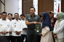 Menko Agus Harimurti Yudhono Serahkan SHM Warga Terdampak Pengembangan Kawasan Terpadu Rempang Eco-City