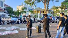 Demo Mahasiswa Batam Tolak RUU TNI: Tabur Bunga & Cacing Tanah Simbol Matinya Demokrasi