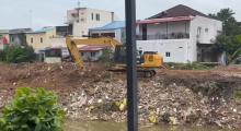Pengerukan Timbunan Ilegal di DAS Permata Baloi Dimulai, Ditimbun Ilegal Dinas Bina Marga Dikeruk Balik Bina Marga