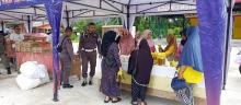 Pemkab Lingga Gelar Bazar Sembako Murah di Daik, Warga Antusias Berbelanja