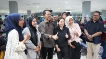Beri Rasa Aman Kepada Masyarakat, Amsakar-Li Claudia Tinjau Arus Mudik di Pelabuhan dan Bandara