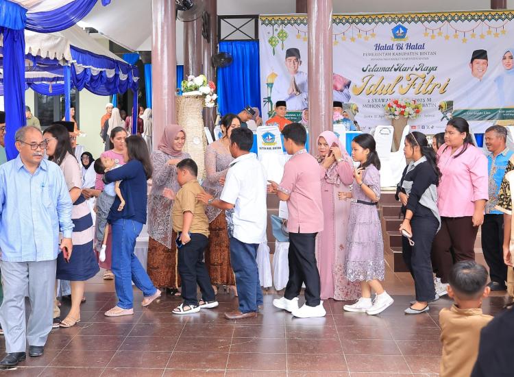 Open House Lebaran Deby Maryanti di Bintan Ramai Dikunjungi Warga