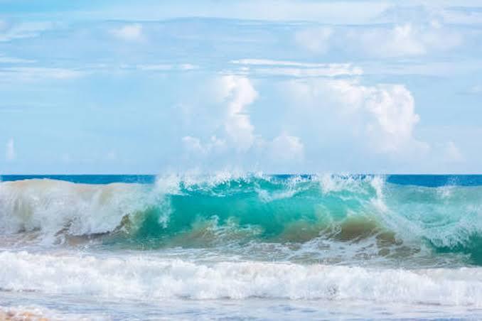 BMKG Ingatkan Wisatawan Waspadai Ombak Tinggi di Perairan Bintan Selama April 2025