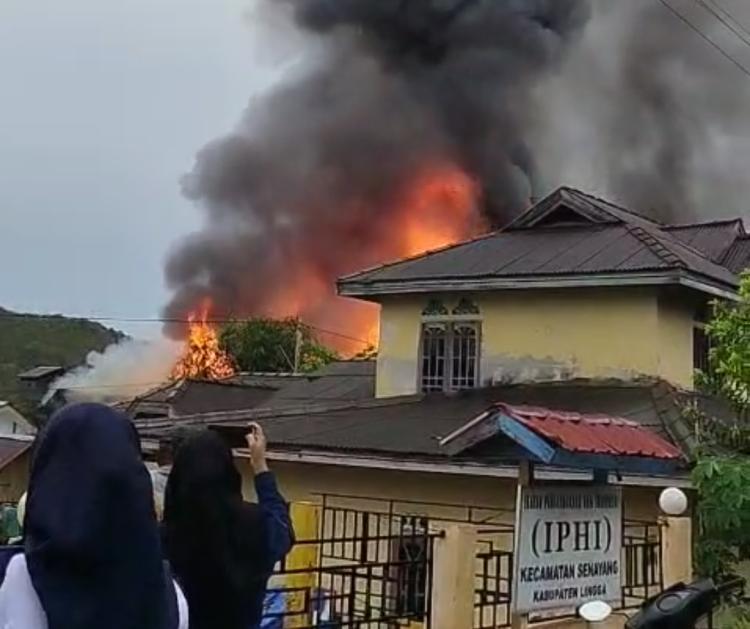 Breaking News! Kebakaran Landa Kelurahan Senayang di Lingga, Asap Tebal Membumbung Tinggi