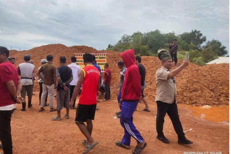 Masyarakat Segel Stockpile Bauksit PT Hermina Jaya di Lingga, Tuntut Janji yang Tak Ditepati
