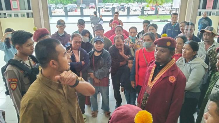 Protes Penangkapan Warga Teluk Bakau, Massa Geruduk Mapolresta Barelang – Ada Apa?