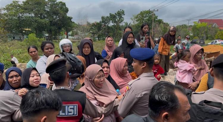 Rekonstruksi Pembunuhan Berna Rivaldo di Karimun: Ibu Korban Berteriak 