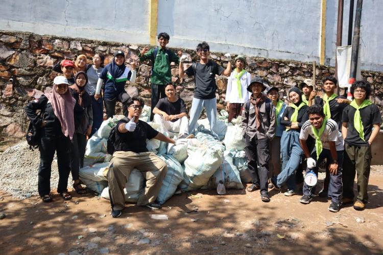 Hari Bumi 2025: Relawan Kumpulkan 573 Kg Sampah dalam Aksi Bersih Kampung Mentigi Batam  