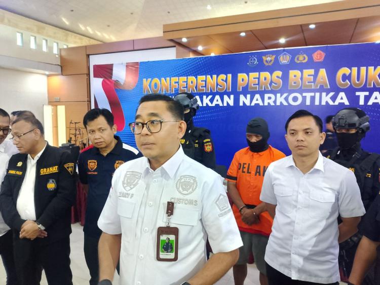 PMI Ilegal Ditangkap di Bandara Batam, Sembunyikan 805 Gram Sabu dalam Sandal