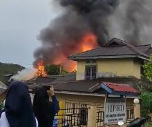 Breaking News! Kebakaran Landa Kelurahan Senayang di Lingga, Asap Tebal Membumbung Tinggi