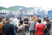 Bupati Lingga Tinjau Lokasi Kebakaran di Senayang, 7 Rumah Ludes Terbakar