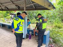 Lori Buah Tumpah di Jalan Mukakuning-Tanjung Uncang, Sopir dan Warga Adu Mulut