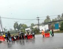 Warga Tanjungpinang Akhirnya Buka Sendiri Cross Barrier di KM 8 Usai Demo, Ditengah Hujan Deras