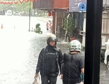 Kampung Bule Jodoh Terendam, Pengendara Terjebak Banjir Setinggi Paha