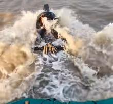 Aksi Menakjubkan Pelaut di Kepri Bawa Pompong Mode Kapal Selam