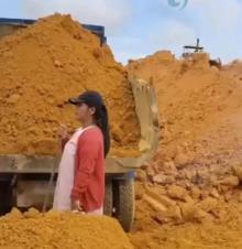 Seorang Ibu Rumah Tangga Nekat Adang Truk Tanah Hingga Nyaris Terkubur Hidup-hidup